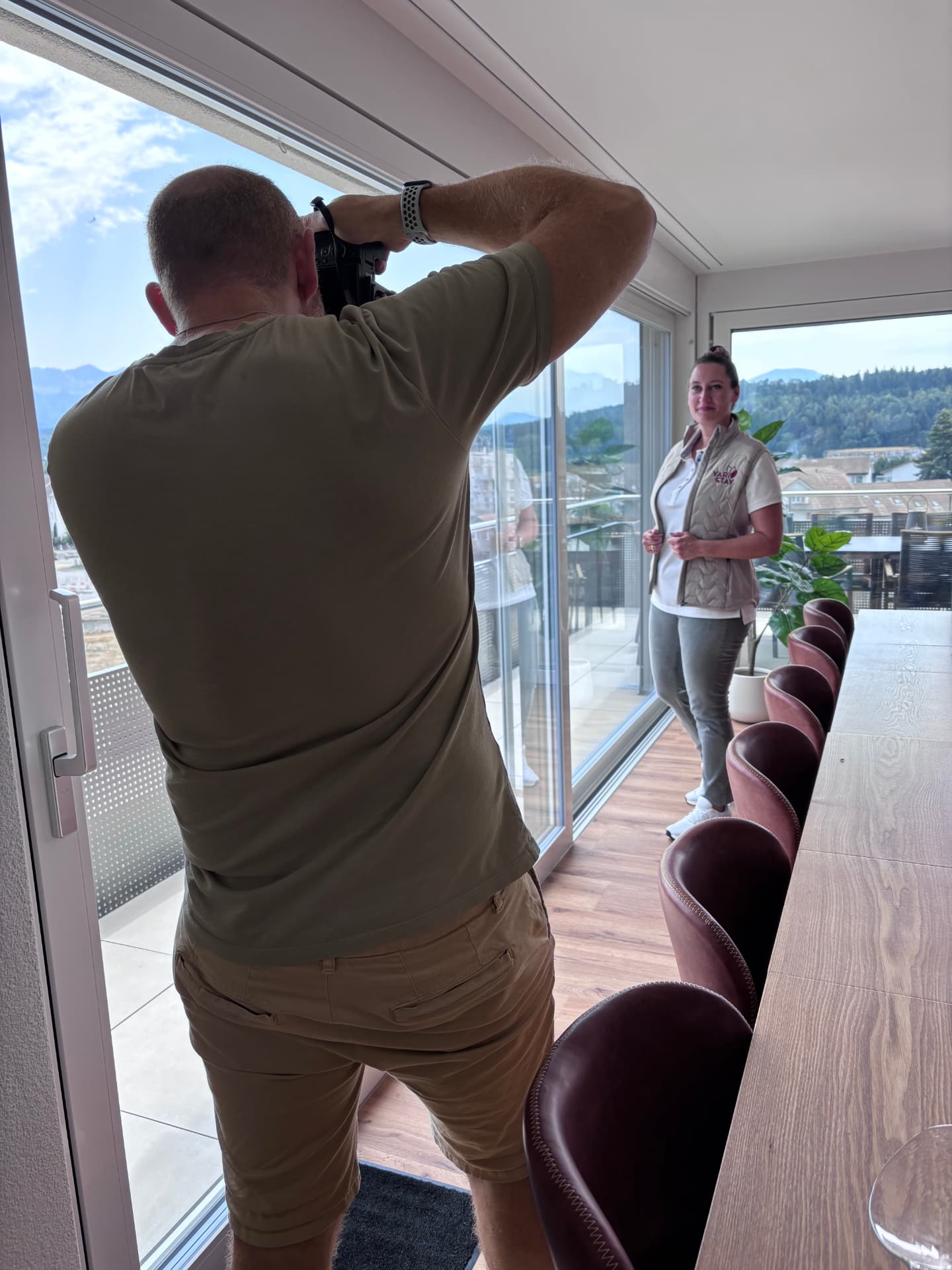 Patrick Eichenberger fotografiert Marianne beim Fotoshoot in Ruswil