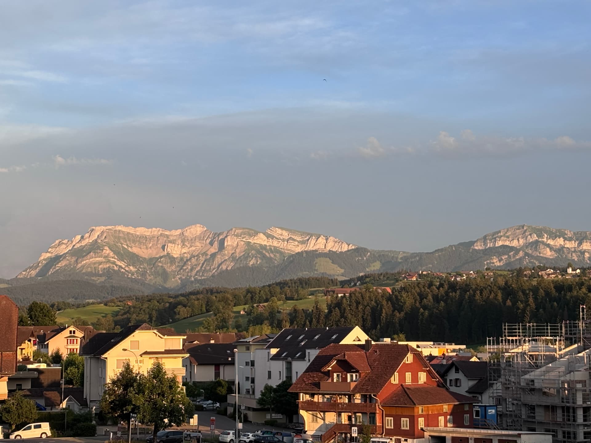 Panorama-Blick über Ruswil mit Bergkette und Pilatus in der Ferne