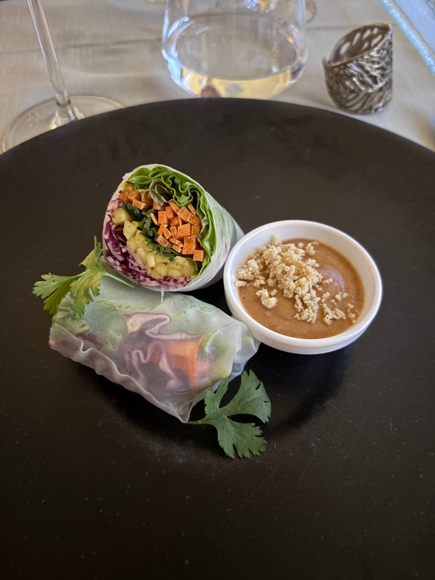 Frische Sommerrollen mit Erdnusssauce im Restaurant Pony in Sigigen