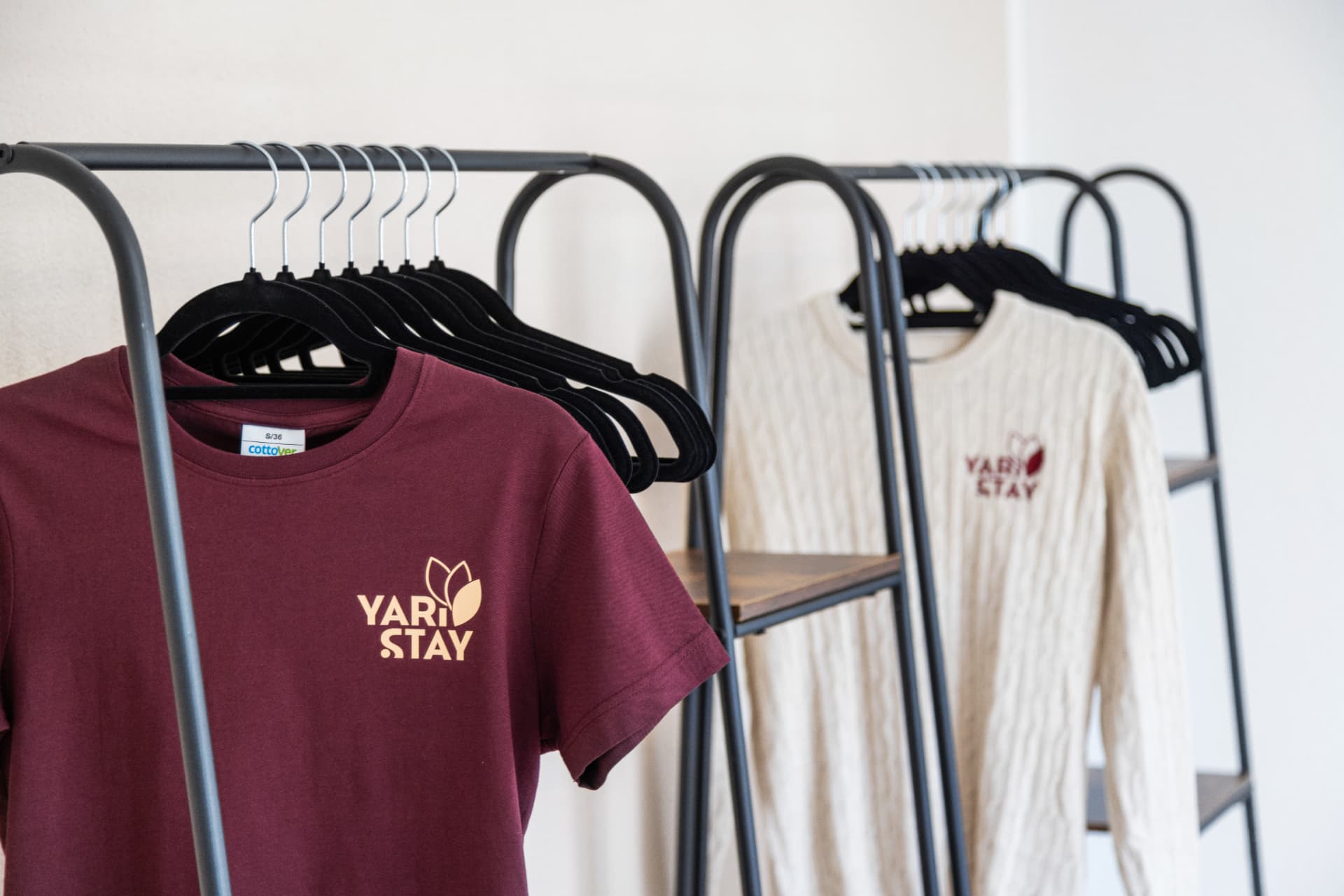 Yari Stay Firmenkleider mit Logo