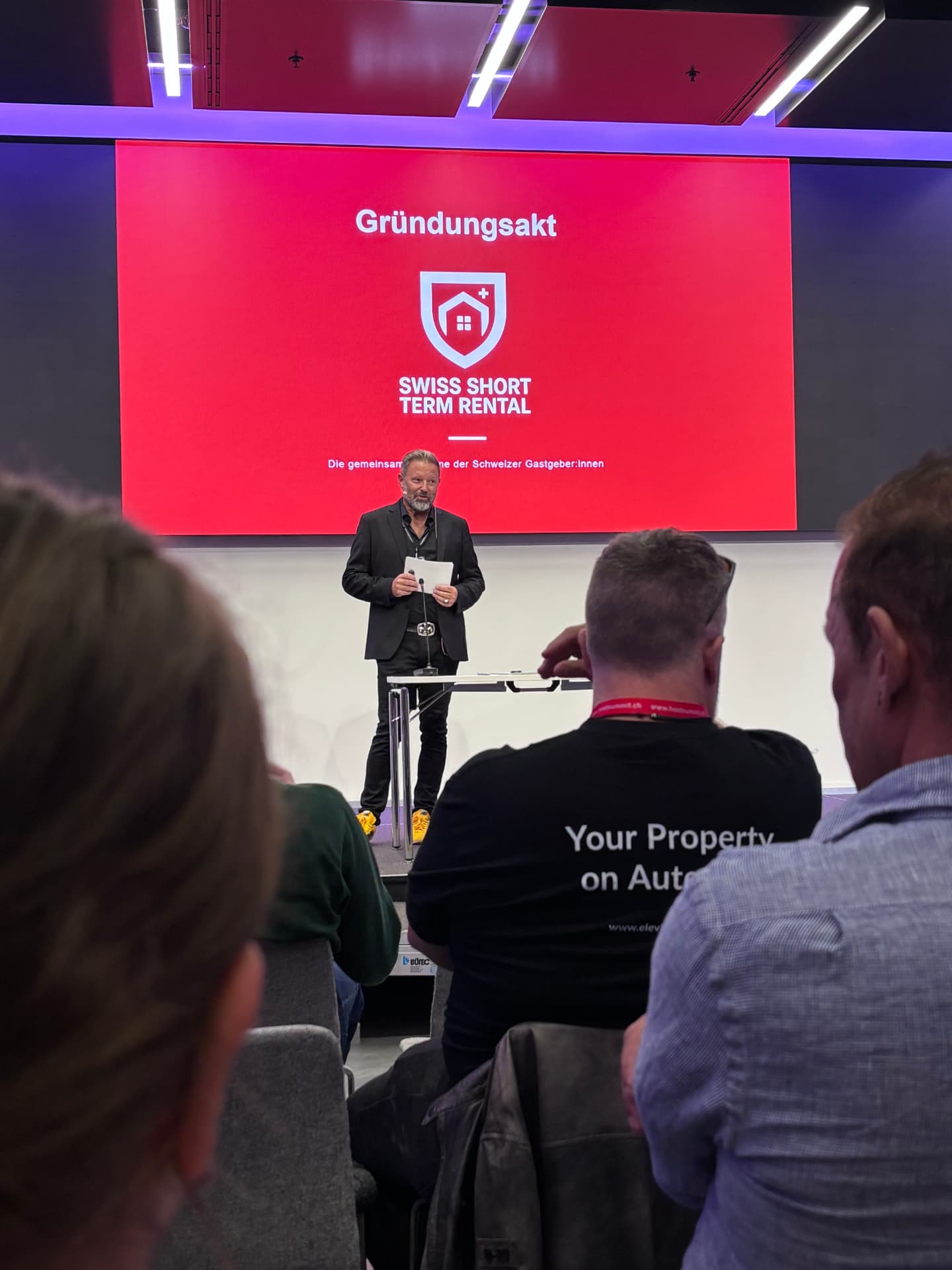 Reto Baumgarner auf der Bühne beim Gründungsakt des Branchenverbands
