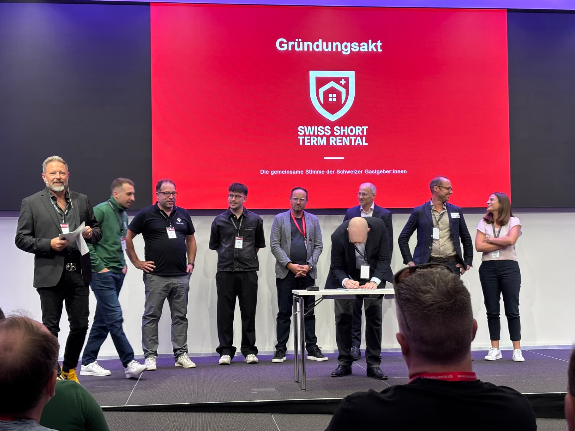 Gründungsmitglieder der Short Term Rental Association Switzerland beim Gründungsakt