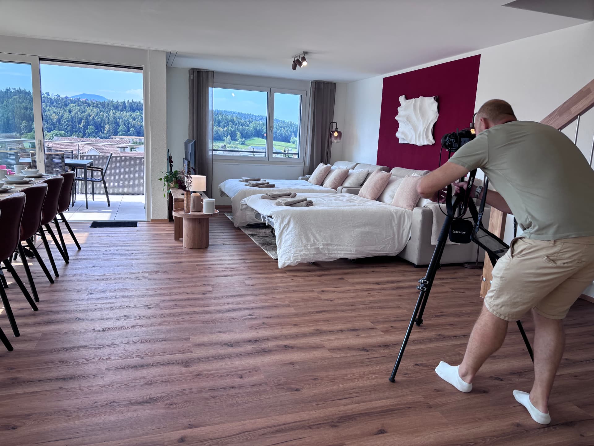 Patrick Eichenberger am Stativ im Wohnbereich der Ferienwohnung