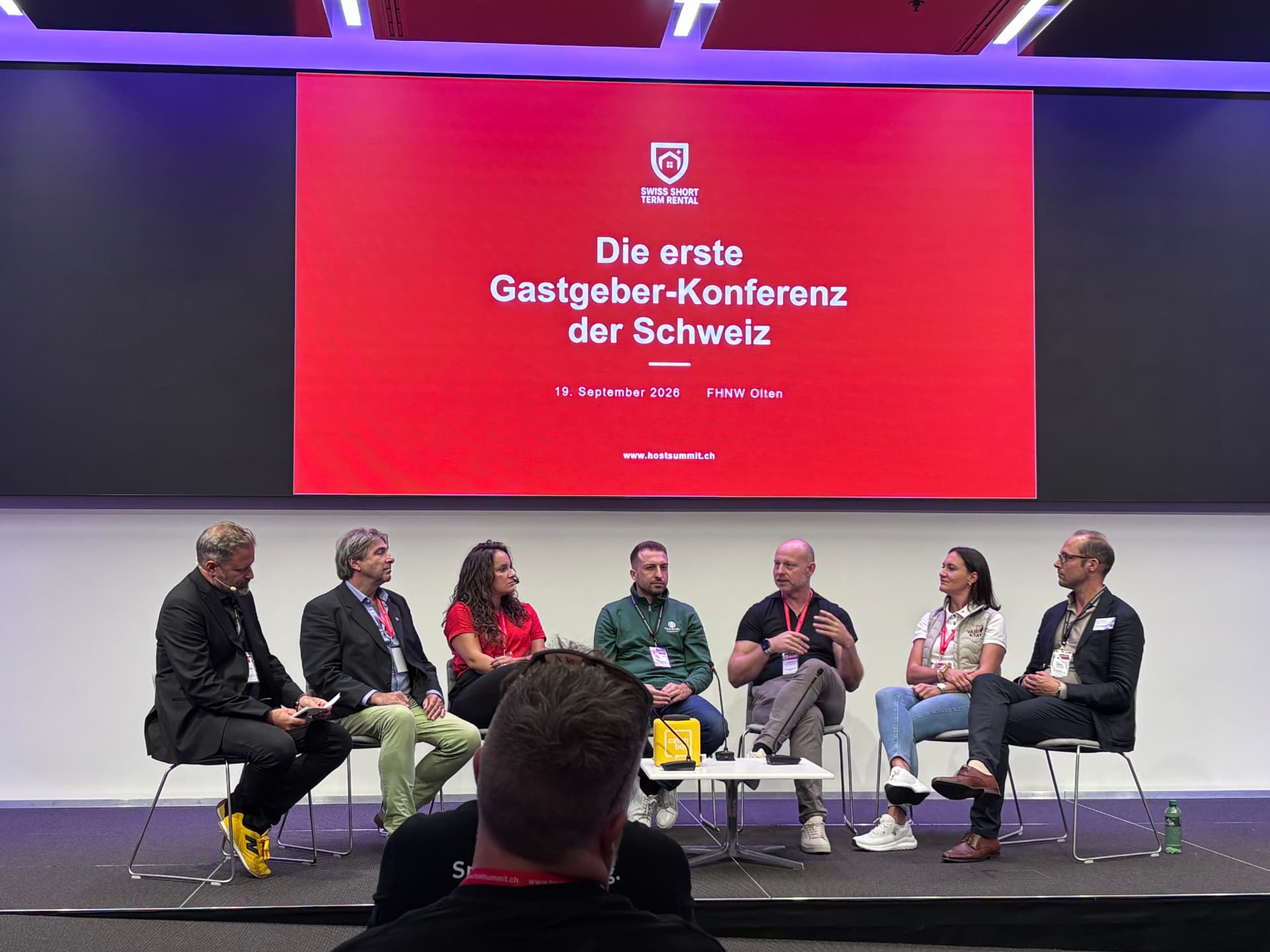 Podiumsdiskussion am Host Summit der Schweiz in Olten – Yari Stay auf der Bühne (Marianne ganz rechts)